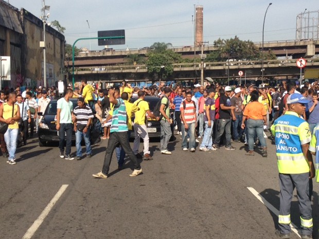 Manifestao interdita pista de avenida da Zona Porturia do Rio