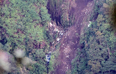 Doze corpos de vtimas so tirados de destroos de avio russo na Indonsia