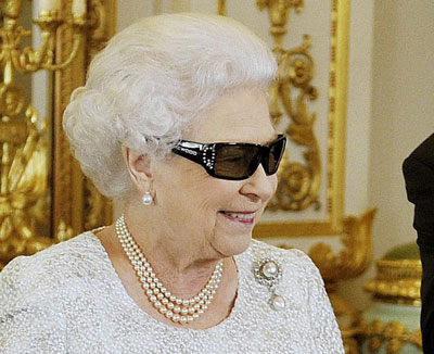 Rainha Elizabeth II experimenta culos 3D  