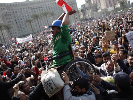 Egpcios oram em praa e pedem sada imediata de Mubarak do poder