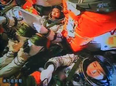 China faz acoplagem espacial com misso tripulada