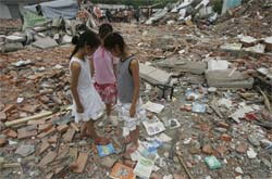 Total de mortos em terremoto na China passa de 55 mil