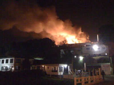 Fbrica de lcool pega fogo em Curitiba neste domingo 