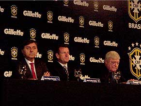 Dunga aprova o retorno de atacantes da Copa de 2006 para o B