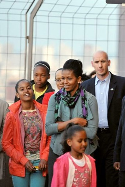 Michelle Obama e suas filhas visitam a Torre Eiffel 