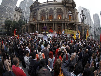 Manifestantes protestam no Museu de Arte do Rio