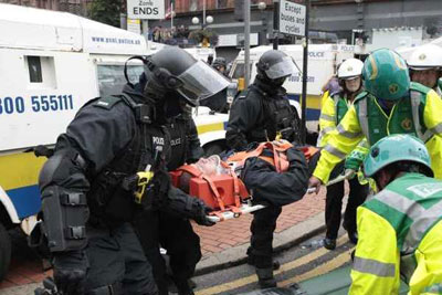 Violncia em Belfast deixa 56 policiais feridos