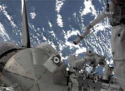 Astronautas do Endeavour iniciam sada ao espao 