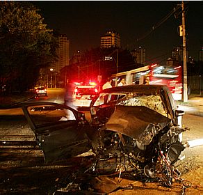 Acidente na madrugada mata jovem na Marginal do Pinheiros - motorista. coliso