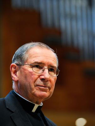 Cardeal acusado de encobrir pedofilia deve participar do Conclave  