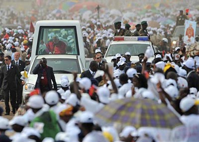 Papa reza missa para multido em Angola