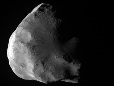 Sonda da Nasa faz imagem de misteriosa lua de Saturno