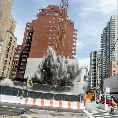 Fotos mostram exploso inesperada em bairro nobre de Nova York