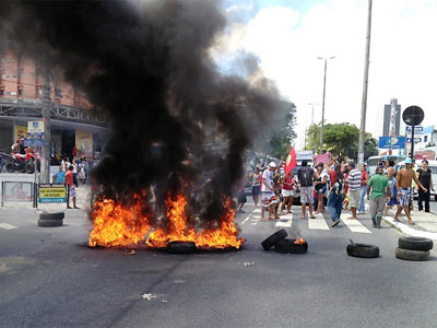 Protesto com fogo por moradia fecha avenida em Joo Pessoa