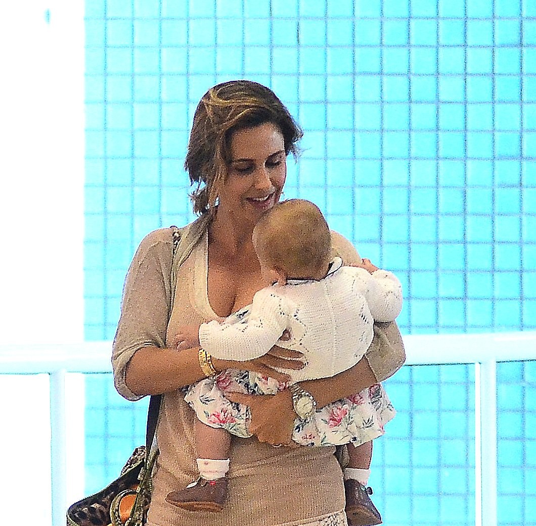 Guilhermina Guinle  s chamego com a filha em aeroporto carioca