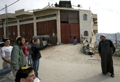 Colonos se entrincheiram em Hebron apesar da ordem judicial 