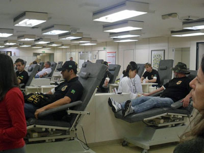Policiais federais em greve doam sangue em hospital de SP
