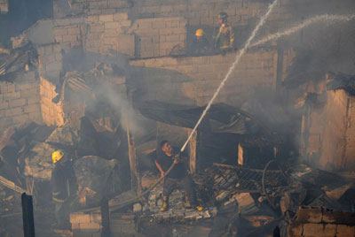 Incndio destri 100 casas nas Filipinas