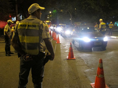 Nmero de motoristas flagrados pela PM embriagados triplicou em SP