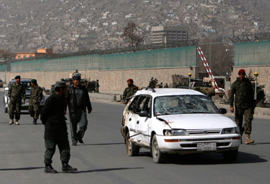 Novo ataque suicida no Afeganisto mata 8 crianas e 1 policial