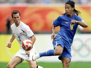 Em dia de Ronaldinho Gacho, Brasil goleia Nova Zelndia .