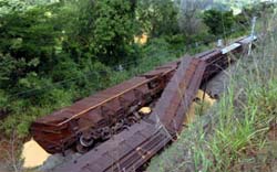 Trem descarrilado prejudica passageiros em MG