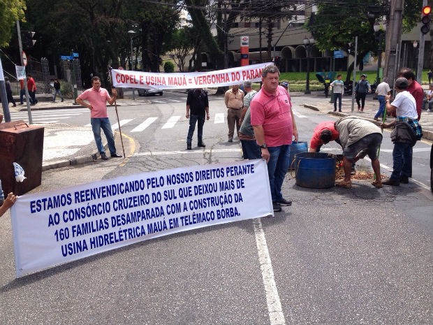 Garimpeiros protestam em frente  Copel e bloqueiam ruas