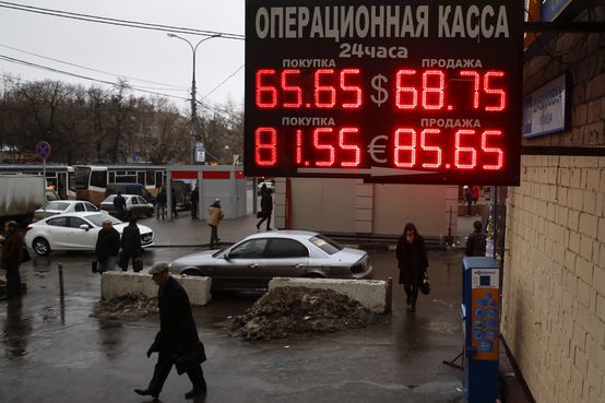 Rublo continua a desvalorizar apesar de ajuda de Banco Centr