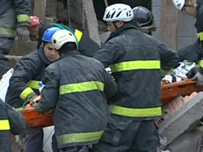 Bombeiros resgatam homem soterrado em exploso de padaria