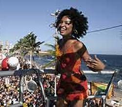 Larissa Luz, nova vocalista do Araketu, estria no carnaval 