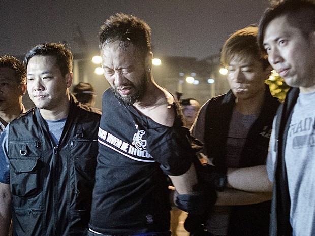 Polcia de Hong Kong investiga uso excessivo de fora