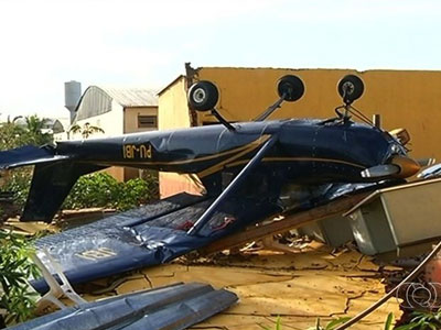 Tempestade tomba avio e causa estragos no Aeroporto de Jata, GO  