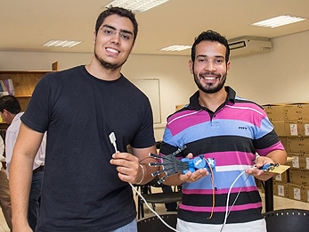 Com R$ 250 e impressora 3D, alunos da UnB criam mo binica reciclavel