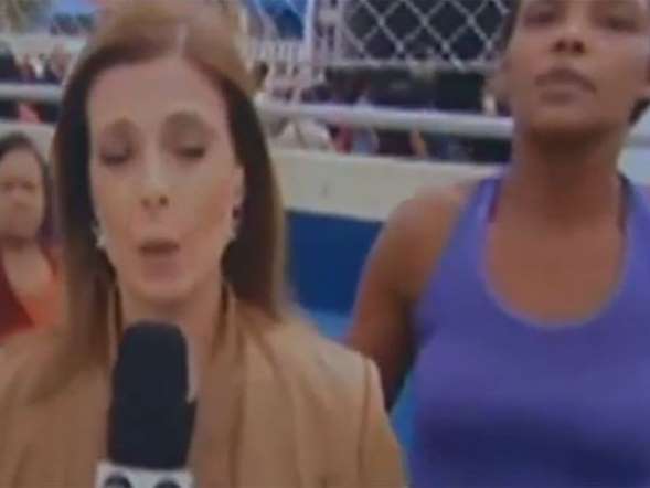 Mulher se revolta e invade reportagem ao vivo da Globo