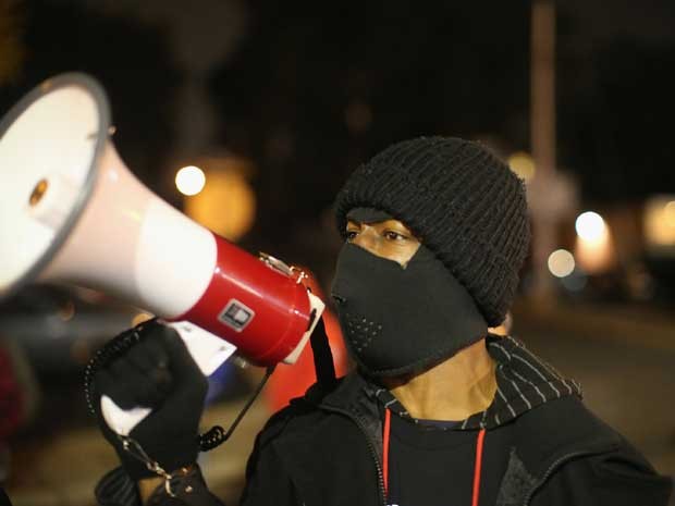 Protestos por morte de jovem negro tm 17 presos nos EUA