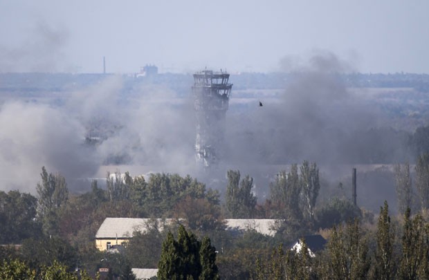 Rebeldes ucranianos mantm ataques a aeroporto em Donetsk