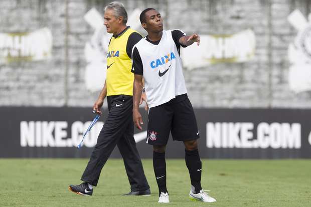 Elias repete Ronaldo e diz aceitar cobrana no Corinthians