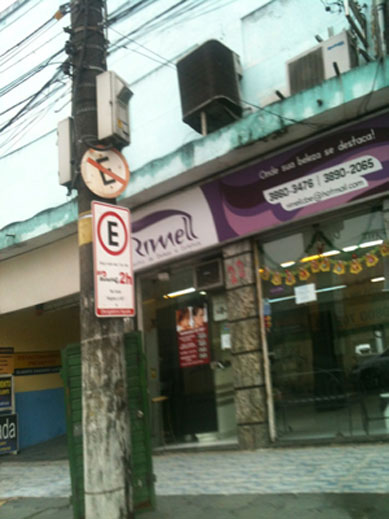 Leitor fotografa sinalizao de trnsito contraditria em rua do RJ
