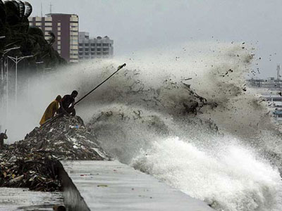 Tempestade tropical leva ondas gigantes s Filipinas