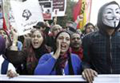 Confrontos entre ativistas e polcia deixam 61 feridos no Egito  