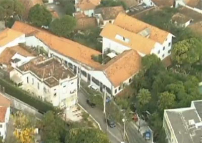 Grupo armado assalta turistas em hotel em Santa Teresa RJ