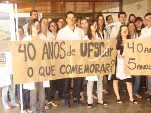 Alunos de medicina da UFSCar protestam por falta de aulas