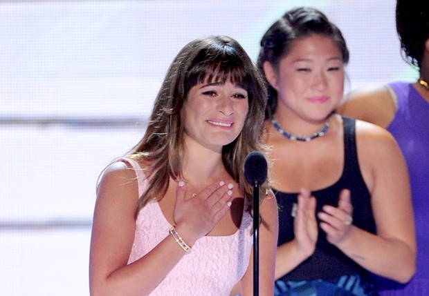 Lea Michele ganha prmio e chora ao lembrar de Cory Monteith