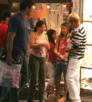 Shopping: Xuxa e Szafir levam Sasha para passear