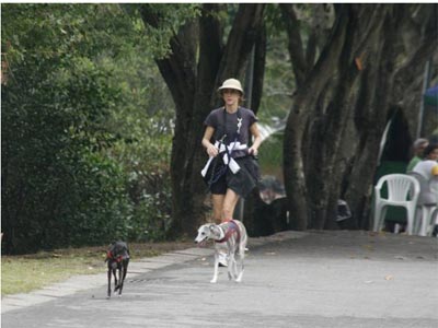 Betty Gofman corre na companhia do cachorro