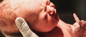 Foto de beb que parece fazer gesto obsceno ao nascer 
