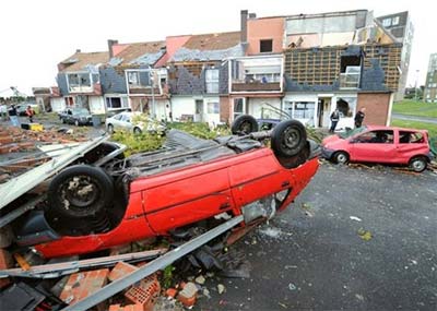 Passagem de tornado deixa mortos na Frana