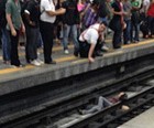 Mulher cai em trilho e interrompe circulao do Metr no RJ