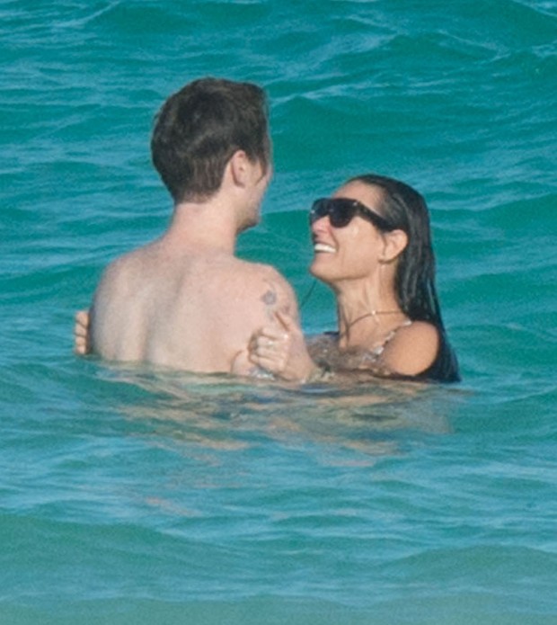 Demi Moore namora no mar e mostra corpo em forma em dia de praia