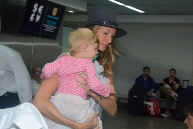 Gisele Bndchen desembarca com a filha em So Paulo